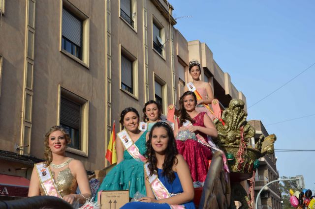Ocho carrozas y seis comparsas animan el desfile de carrozas que pone fin a las fiestas de Primavera - 2, Foto 2