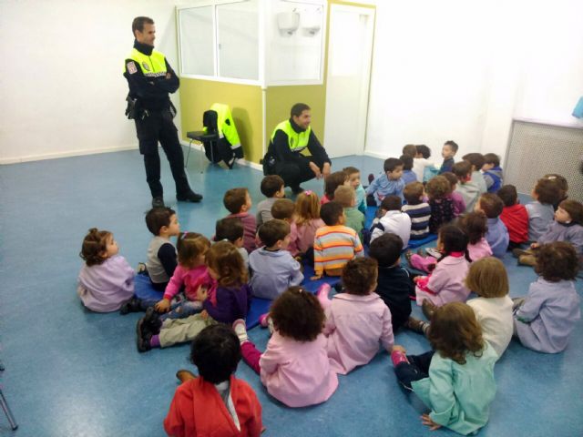 La Escuela Infantil de Alguazas recibió la visita de la Policía Local para hablar a los pequeños de su labor - 1, Foto 1