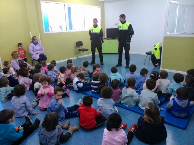 La Escuela Infantil de Alguazas recibió la visita de la Policía Local para hablar a los pequeños de su labor - 3, Foto 3