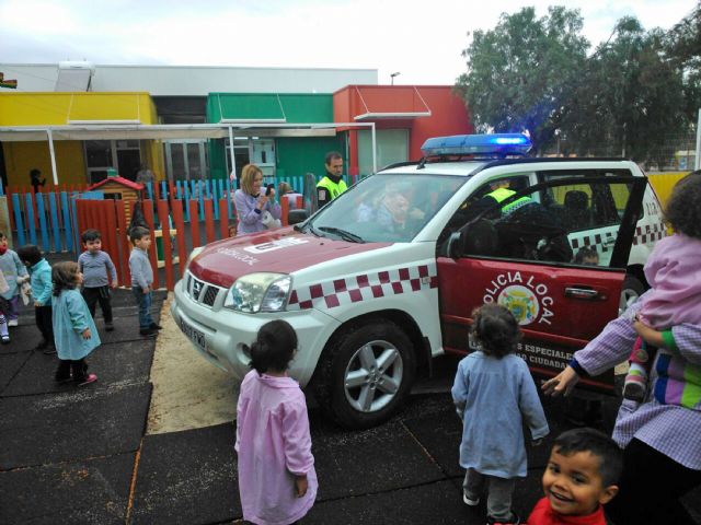 La Escuela Infantil de Alguazas recibió la visita de la Policía Local para hablar a los pequeños de su labor - 4, Foto 4