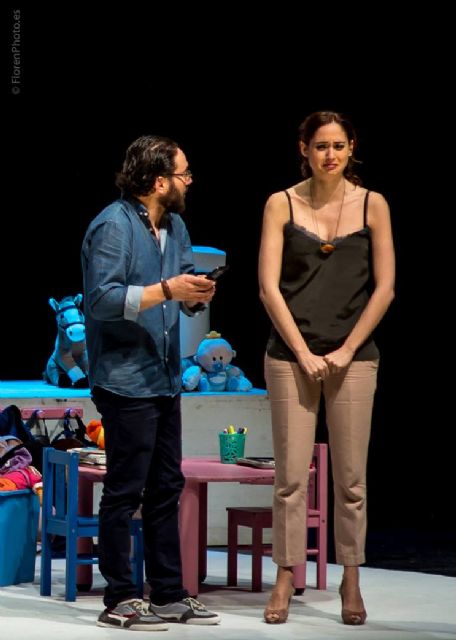 Carlos Santos, Berta Hernández y Javier Mora se suben al escenario del Teatro Vico este domingo con la afamada obra “La vida Resuelta” - 3, Foto 3