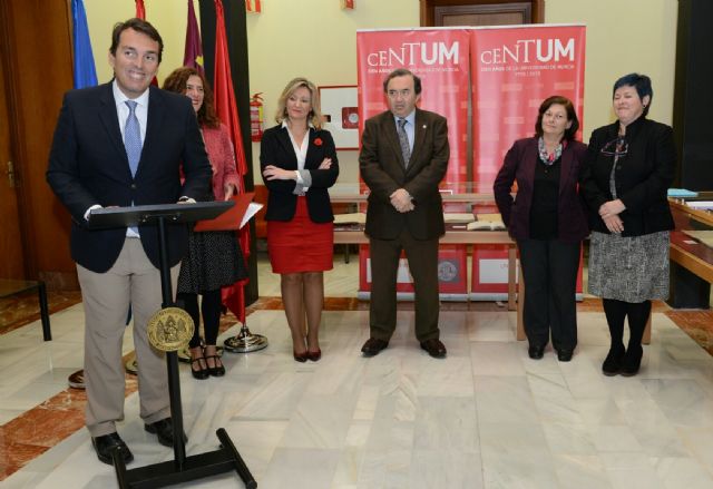 La exposición Mujeres en la Universidad de Murcia llega al Rectorado - 1, Foto 1