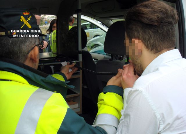 La Guardia Civil sorprende a más de medio centenar de conductores bajo los efectos de alcohol y droga en Murcia - 2, Foto 2
