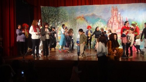 Éxito de la representación de la obra El Mago de Oz por parte de madres del CEIP Santiago, Foto 1