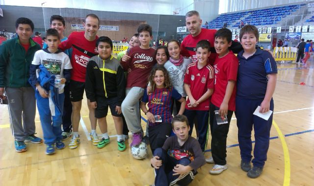 Los jugadores ElPozo Murcia FS realizan un clínic con la Escuela de Fútbol Sala de Águilas - 2, Foto 2
