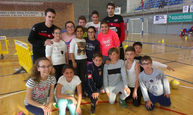 Los jugadores ElPozo Murcia FS realizan un clínic con la Escuela de Fútbol Sala de Águilas - 3, Foto 3