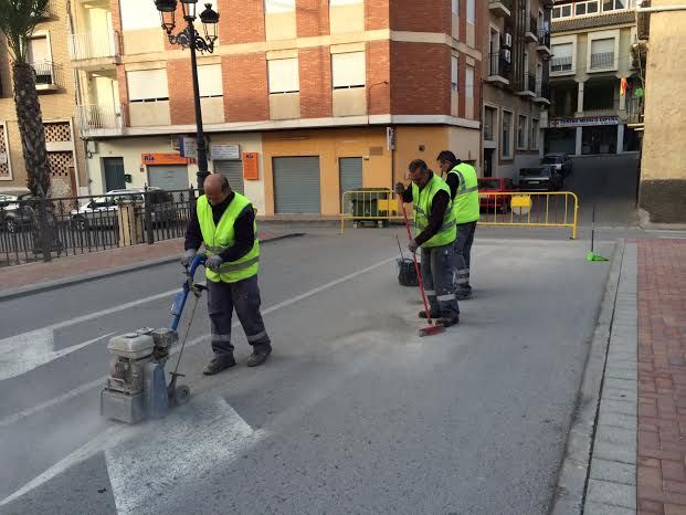 Realizan trabajos de repintado de la señalización horizontal en algunas calles del centro urbano de la ciudad - 1, Foto 1