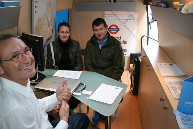 El Servicio INFOmóvil acerca asesoramiento y ayuda a emprendedores de Cehegín - 1, Foto 1