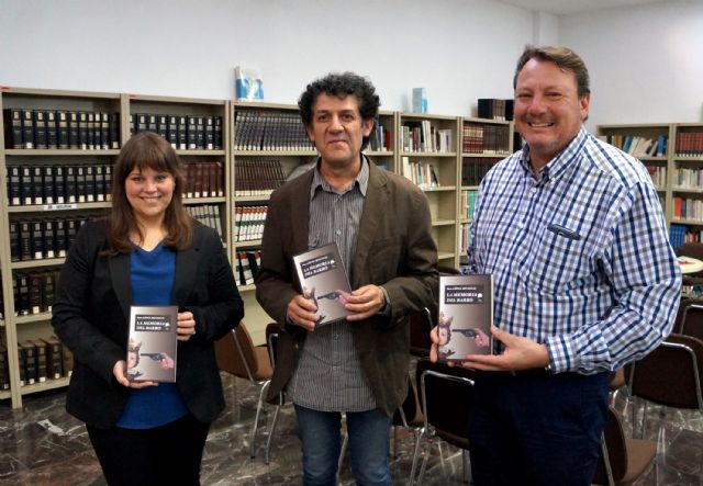 El escritor molinense Paco López llevó a la Biblioteca de Ceutí su obra La memoria del barro - 1, Foto 1