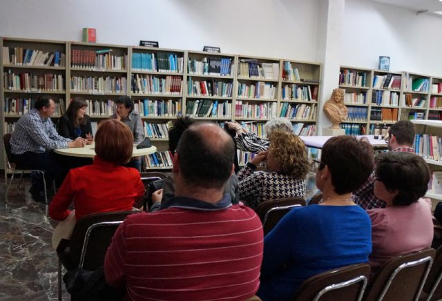 El escritor molinense Paco López llevó a la Biblioteca de Ceutí su obra La memoria del barro - 2, Foto 2