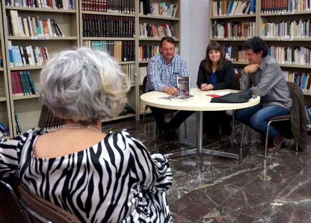 El escritor molinense Paco López llevó a la Biblioteca de Ceutí su obra La memoria del barro - 3, Foto 3