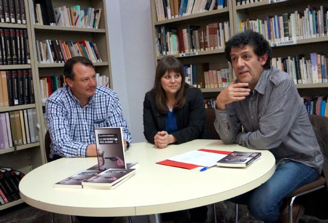 El escritor molinense Paco López llevó a la Biblioteca de Ceutí su obra La memoria del barro - 4, Foto 4