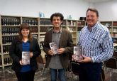 El escritor molinense Paco López llevó a la Biblioteca de Ceutí su obra 'La memoria del barro'