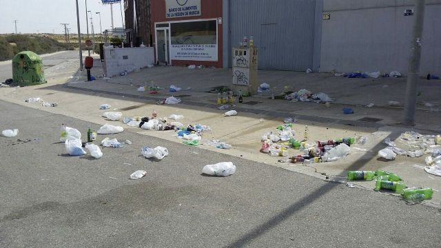 MC denuncia que la entrada del Banco de Alimentos amanece repleta de basura tras un botellón - 1, Foto 1
