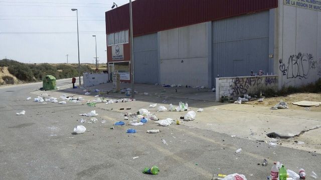 MC denuncia que la entrada del Banco de Alimentos amanece repleta de basura tras un botellón - 2, Foto 2