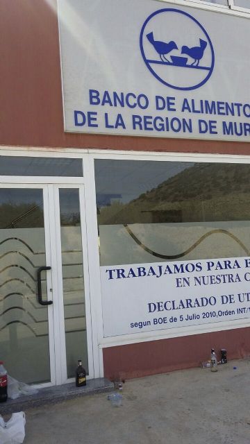 MC denuncia que la entrada del Banco de Alimentos amanece repleta de basura tras un botellón - 3, Foto 3