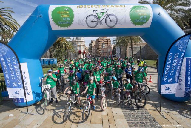 Cerca de tres mil personas se unieron al Día Mundial de la Bicicleta - 1, Foto 1
