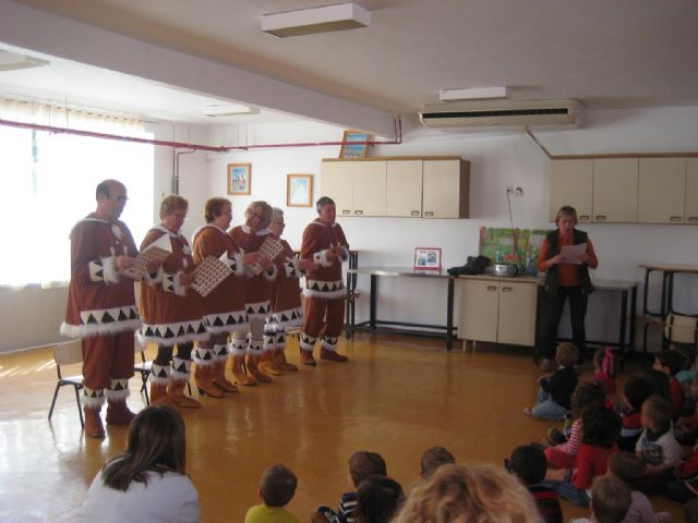 Cuentecitos de Esquimales, nueva actividad intergeneracional de Atención Social - 1, Foto 1