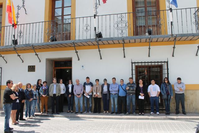 Un minuto de silencio en las puertas del Ayyuntamiento de Archena en memoria de las 700 víctimas del naufragio de ayer en el Mediterráneo - 1, Foto 1