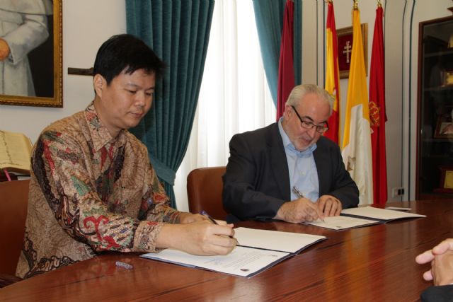 La UCAM refuerza su apoyo al fútbol y a los más desfavorecidos en Indonesia - 1, Foto 1