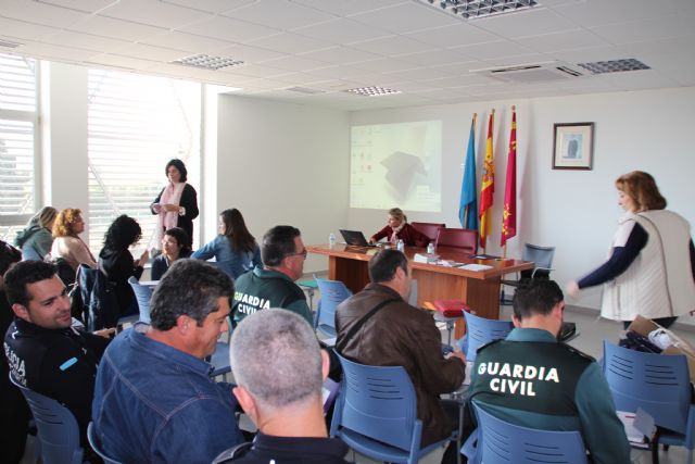 Policía Local y Guardia Civil asisten a las Jornadas informativas sobre violencia de género, Foto 1