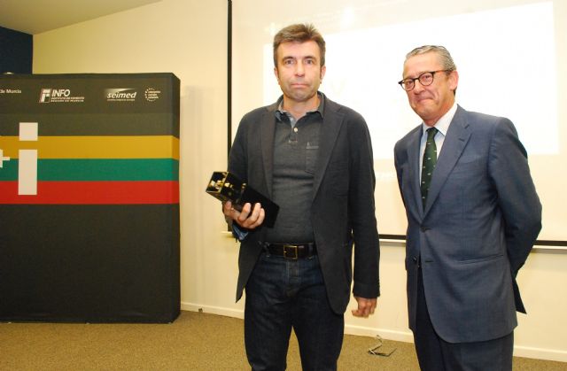 El director del Info,Francisco Martínez, entregó ayer el  premio de Innovación Empresarial en la categoría de Innovación Tecnológica a VOPtica, que fue recogido por el catedrático Pablo Artal, Foto 2