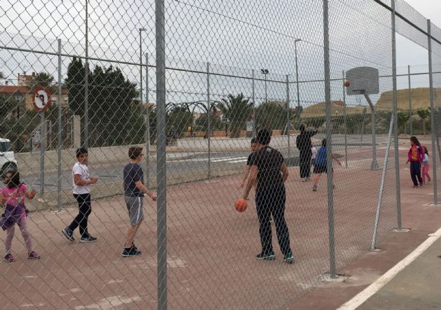 Los ceutienses ya disfrutan de la pista de baloncesto construida en el carril bici - 1, Foto 1