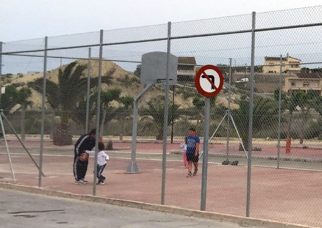 Los ceutienses ya disfrutan de la pista de baloncesto construida en el carril bici - 2, Foto 2