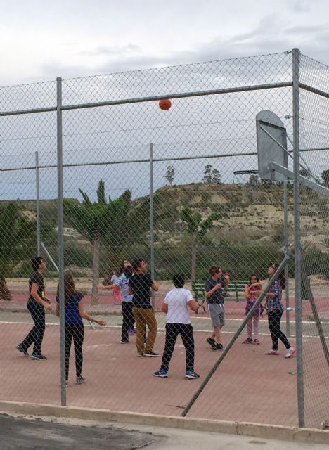 Los ceutienses ya disfrutan de la pista de baloncesto construida en el carril bici - 3, Foto 3