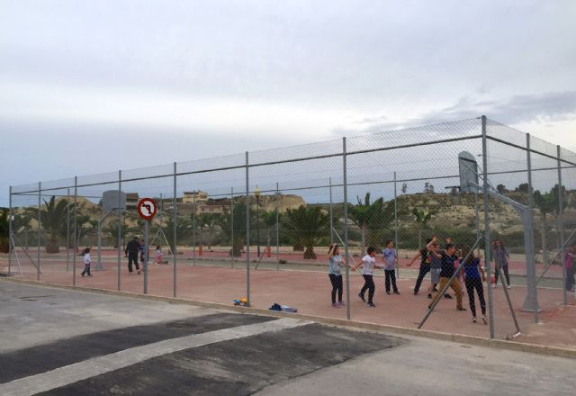 Los ceutienses ya disfrutan de la pista de baloncesto construida en el carril bici - 4, Foto 4