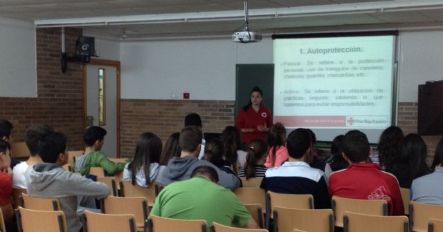 400 alumnos y profesores de Águilas reciben formación en Primeros Auxilios - 1, Foto 1