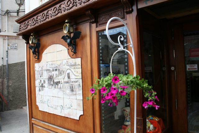 La Asociación de Comerciantes decora las puertas de las tiendas con flores para celebrar la primavera - 1, Foto 1