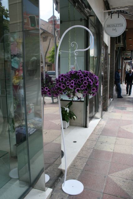 La Asociación de Comerciantes decora las puertas de las tiendas con flores para celebrar la primavera - 2, Foto 2