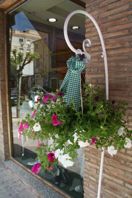 La Asociación de Comerciantes decora las puertas de las tiendas con flores para celebrar la primavera - 3, Foto 3