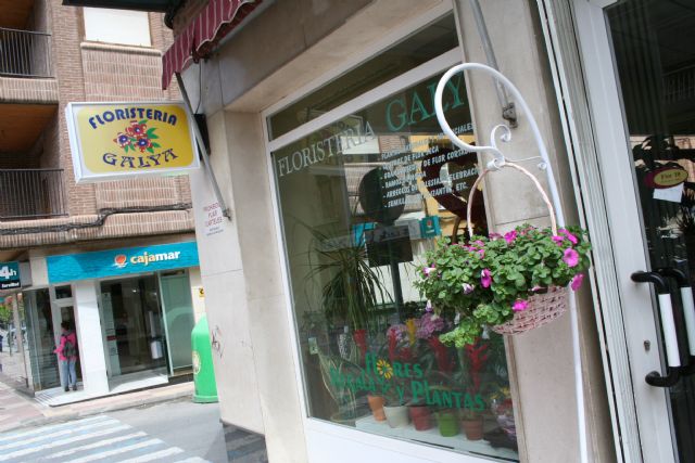 La Asociación de Comerciantes decora las puertas de las tiendas con flores para celebrar la primavera - 4, Foto 4