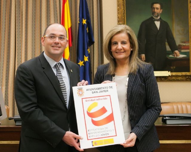 La ministra de Empleo, Fátima Báñez entrega a Pedro López el sello que reconoce el compromiso del Ayuntamiento con el plan estratégico de Emprendimiento y Empleo Joven - 1, Foto 1