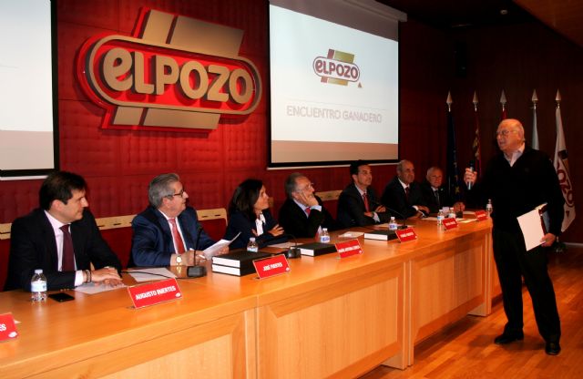 Ms de 200 ganaderos se renen en ElPozo para debatir sobre la situacin del sector porcino, Foto 1