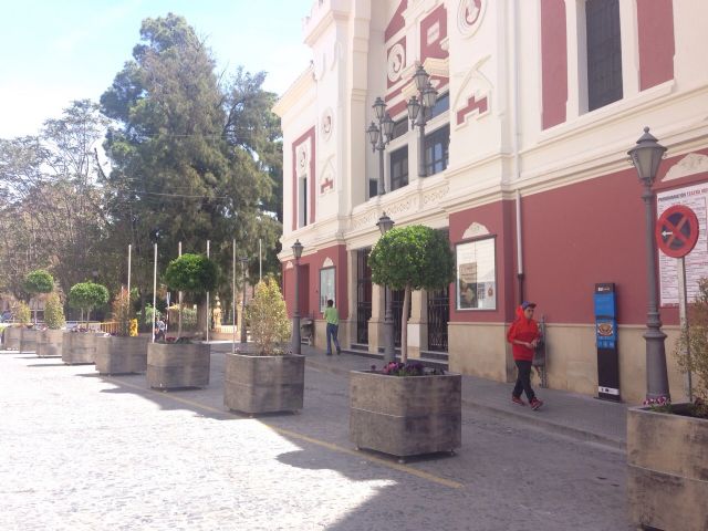 Servicios instala los 10 nuevos maceteros que embellecerán la fachada del Teatro Vico - 1, Foto 1