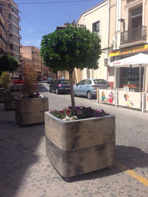 Servicios instala los 10 nuevos maceteros que embellecerán la fachada del Teatro Vico - 2, Foto 2