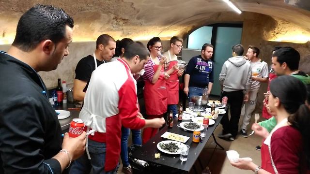Un grupo de quince jóvenes participa en el taller 'Tapas y Cocina Tradicional' en la Escuela del Vino - 4, Foto 4
