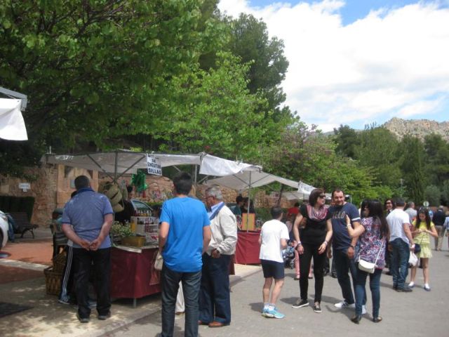 Decenas de personas visitan el mercado artesano que se celebra cada domingo en el Santuario de La Santa, Foto 2