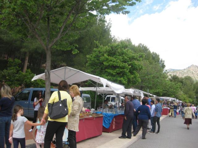 Decenas de personas visitan el mercado artesano que se celebra cada domingo en el Santuario de La Santa, Foto 4