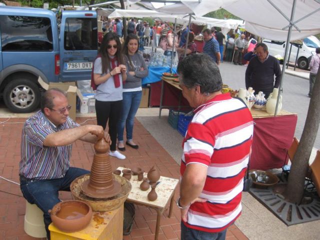 Decenas de personas visitan el mercado artesano que se celebra cada domingo en el Santuario de La Santa, Foto 5
