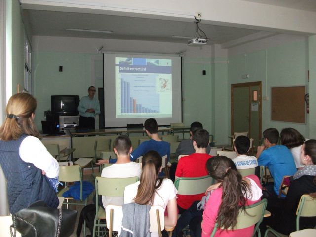 Alumnos de ESO y Bachillerato asisten a unas charlas sobre consumo responsable del agua - 1, Foto 1