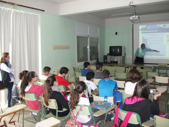 Alumnos de ESO y Bachillerato asisten a unas charlas sobre consumo responsable del agua - 2, Foto 2