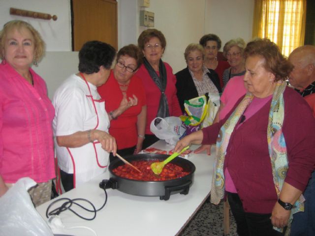 La elaboración de confituras y flores de novia reunió a cincuenta mayores - 2, Foto 2