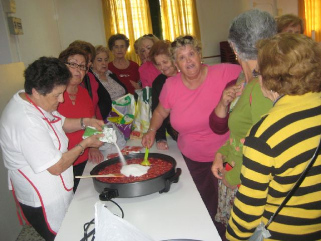 La elaboración de confituras y flores de novia reunió a cincuenta mayores - 3, Foto 3