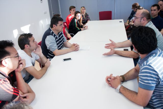 Gabriel Esturillo recoge las demandas que, desechadas por el PP, reclaman con urgencia la juventud y las asociaciones deportivas de Alcantarilla - 1, Foto 1