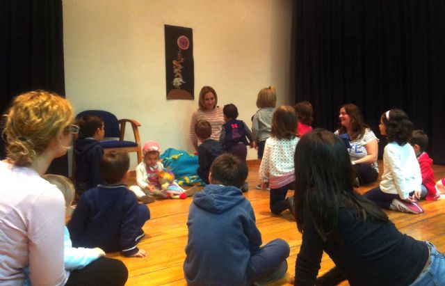 Los más pequeños celebran el Día del Libro en Alguazas con un cuentacuentos - 1, Foto 1