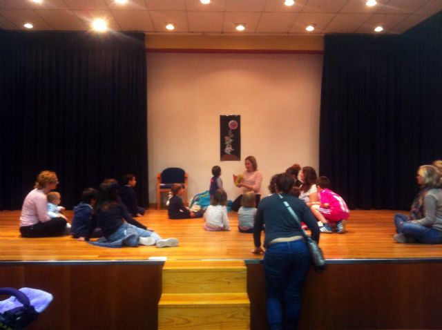 Los más pequeños celebran el Día del Libro en Alguazas con un cuentacuentos - 2, Foto 2